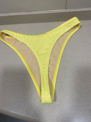 Bikini marca Alaqua de rayas y tanga amarilla