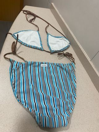 Bikini marca Alaqua de rayas y tanga amarilla