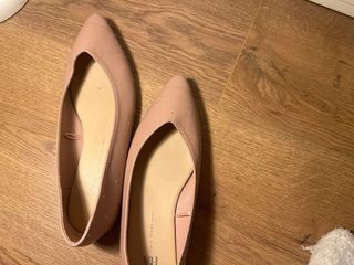 Manoletinas rosas con tachuelas, un poco de tacón