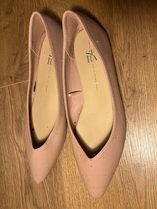 Manoletinas rosas con tachuelas, un poco de tacón