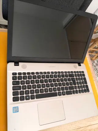 Ordenador portátil e impresora Epson multifunción.