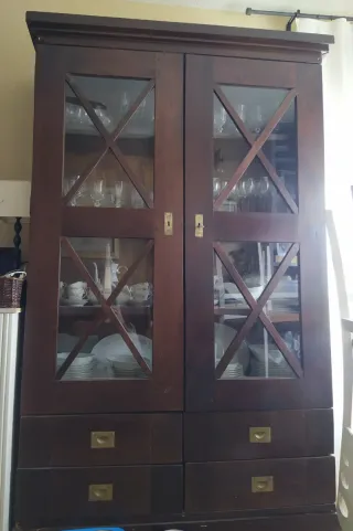 Vitrina de madera oscura con puertas de cristal