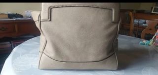Bolso Guess Beige Charol Mano Hombro