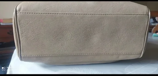 Bolso Guess Beige Charol Mano Hombro