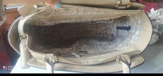 Bolso Guess Beige Charol Mano Hombro