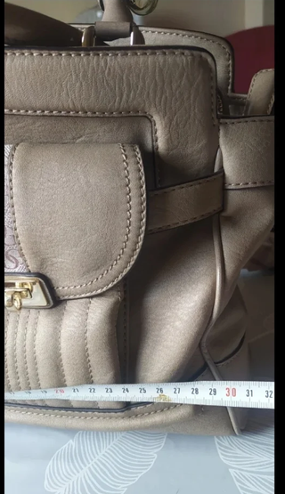 Bolso Guess Beige Charol Mano Hombro