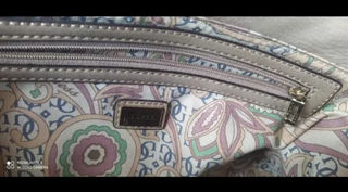 Bolso Guess Beige Charol Mano Hombro