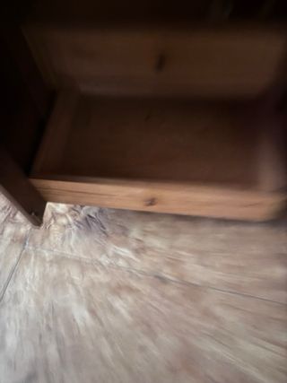 Armario antiguo de madera con decoracion floral