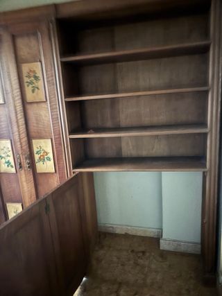 Armario antiguo de madera con decoracion floral