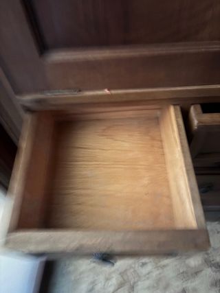 Armario antiguo de madera con decoracion floral