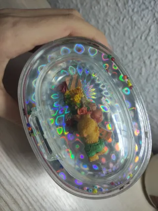 Hucha antigua de metal con osos