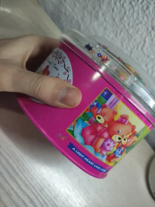 Hucha antigua de metal con osos