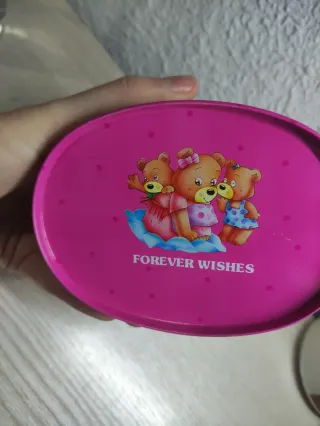 Hucha antigua de metal con osos