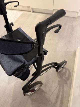 Andador 4 ruedas KMNA con asiento