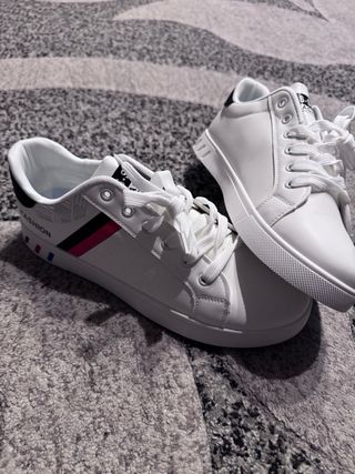 Zapatillas de vestir estilo casual.