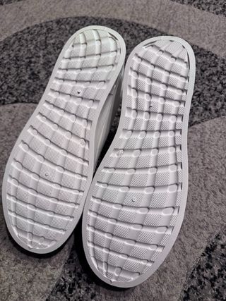 Zapatillas de vestir estilo casual.