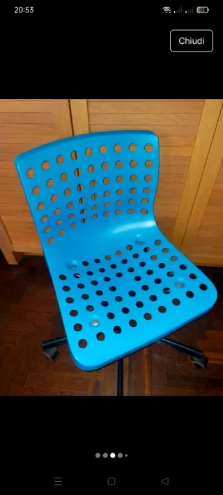 Sedia Ikea azzurra con rotelle
