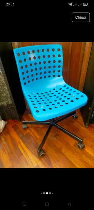 Sedia Ikea azzurra con rotelle