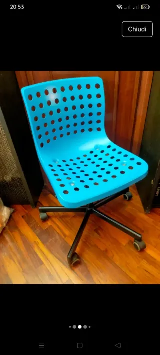 Sedia Ikea azzurra con rotelle