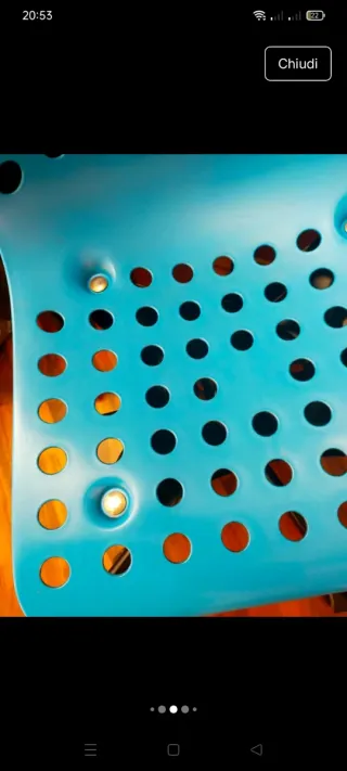 Sedia Ikea azzurra con rotelle