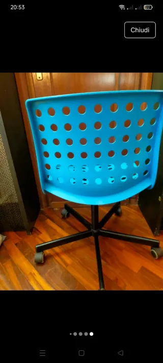 Sedia Ikea azzurra con rotelle