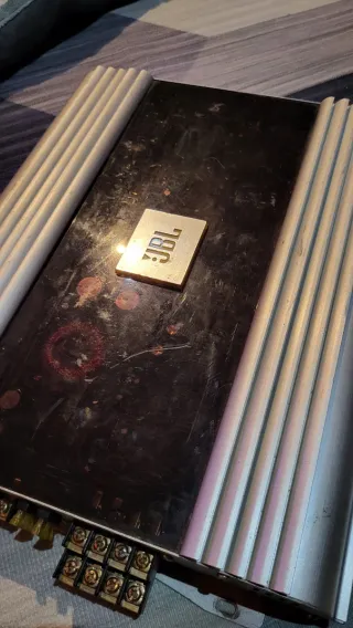 Etapa de Potencia JBL Plata y Negro