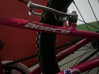 Bicicleta infantil rosa con cesta