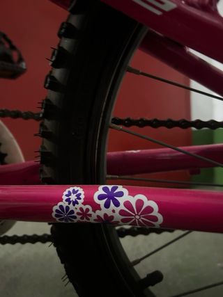 Bicicleta infantil rosa con cesta