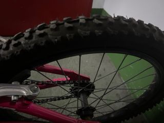 Bicicleta infantil rosa con cesta