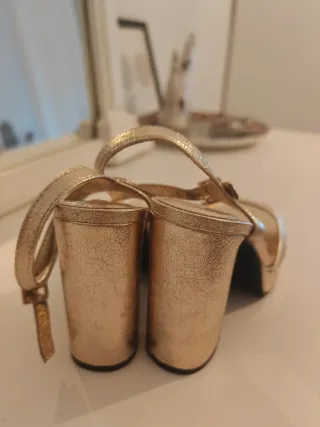 Sandalias Zara doradas tacón plataforma Talla 36