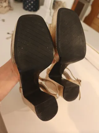 Sandalias Zara doradas tacón plataforma Talla 36