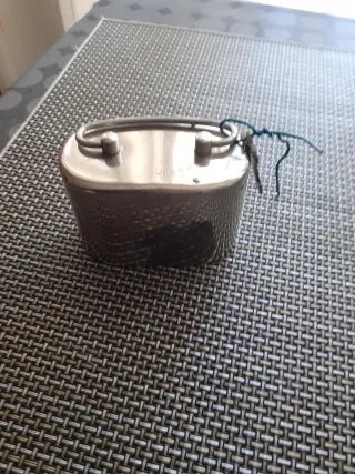 Hucha antigua de hierro con llave