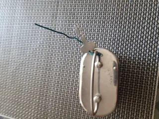 Hucha antigua de hierro con llave