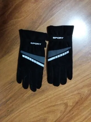 Guantes deportivos negros y grises