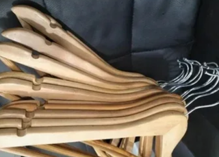 Pack 50 Perchas Madera y Metal