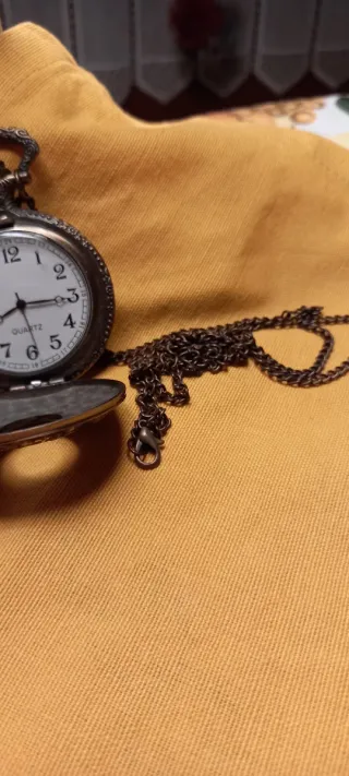 Reloj de bolsillo o colgar, antiguo con cadena
