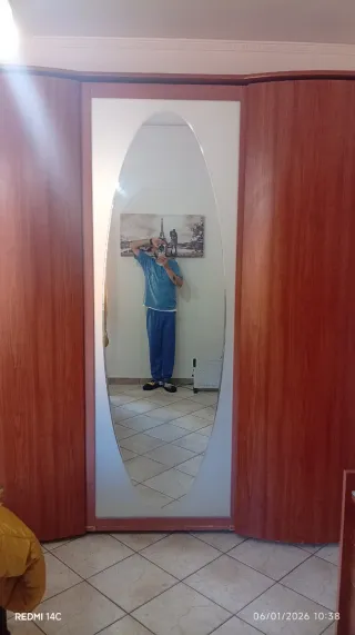 Comodino con cassetti in legno e vetro