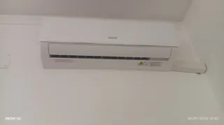 Comodino con cassetti in legno e vetro