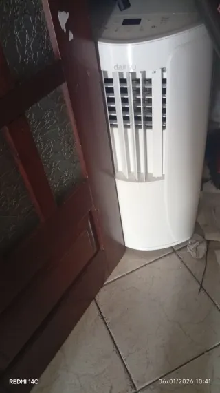 Comodino con cassetti in legno e vetro