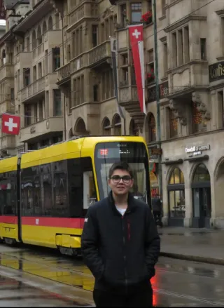 Profesor particular de matemáticas o física.