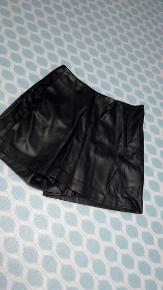Pantalones cortos de cuero negro