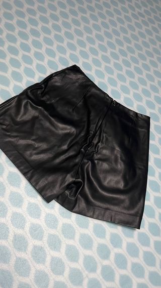 Pantalones cortos de cuero negro