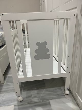 Cuna blanca con osito