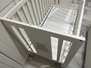 Cuna blanca con osito