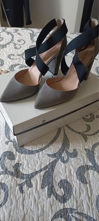 Zapatos Daniela Vega grises y negros