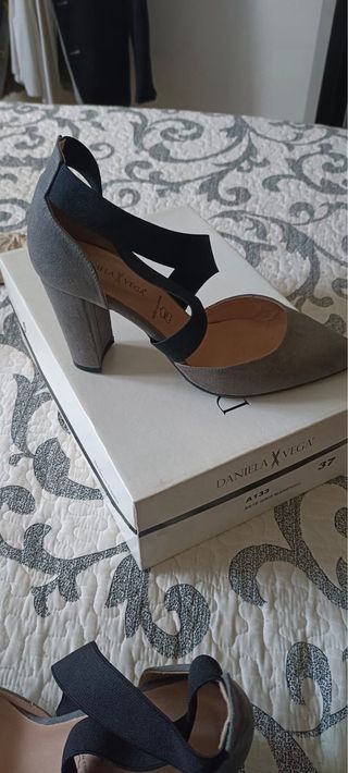 Zapatos Daniela Vega grises y negros