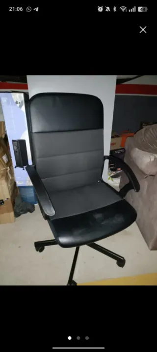 Silla de oficina negra y gris