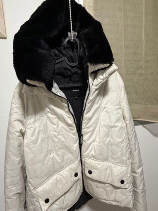 Chaqueta Desigual Blanca  capucha Talla S/M.