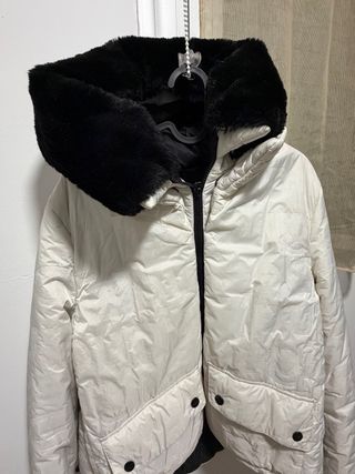 Chaqueta Desigual Blanca  capucha Talla S/M.