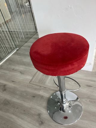 Taburete alto rojo y plateado